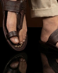 Detail of the Desai toe loop and strap on foot