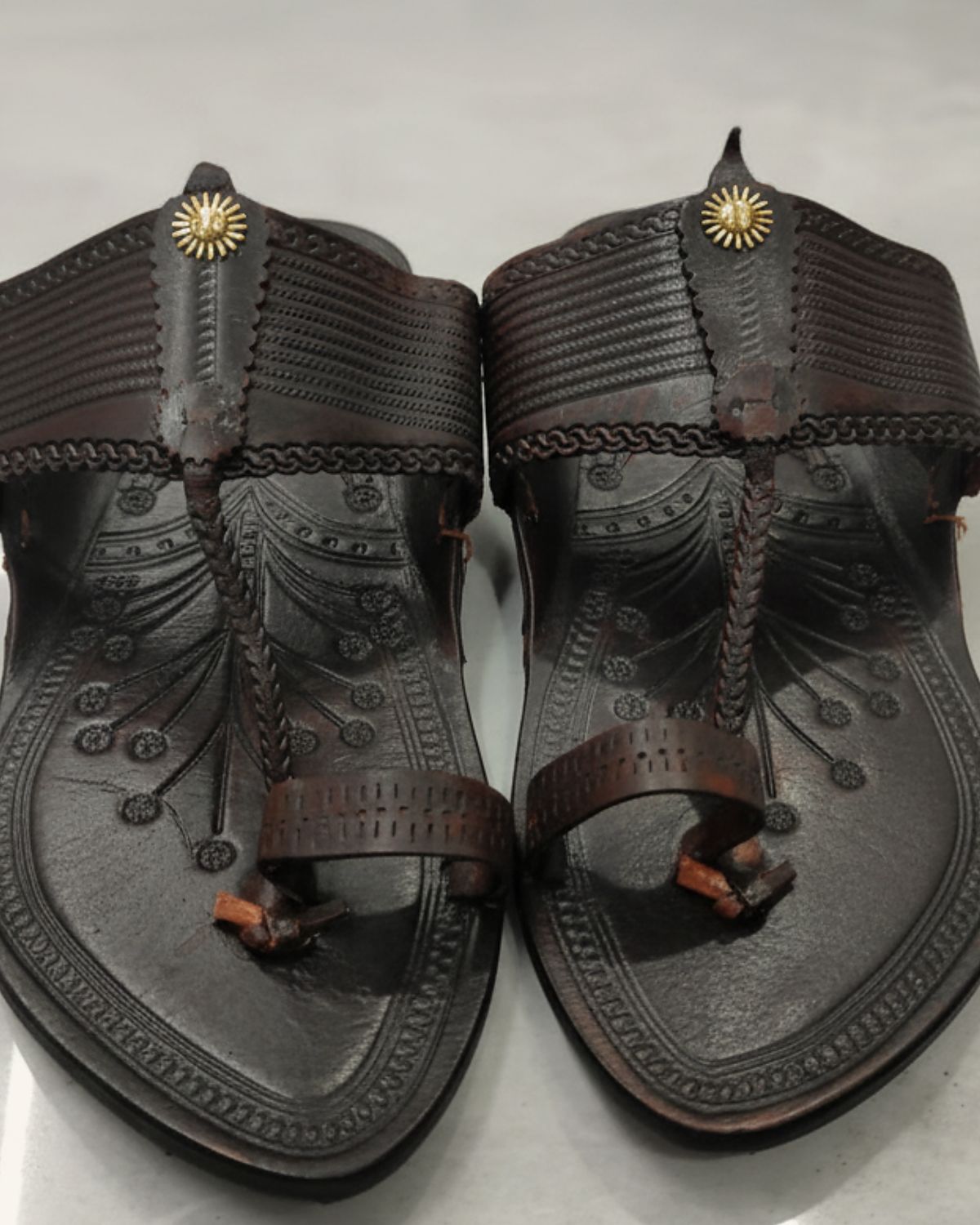 Kapshi Classic, closer view of the braided straps and toe loops