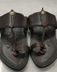 Kapshi Classic, closer view of the braided straps and toe loops
